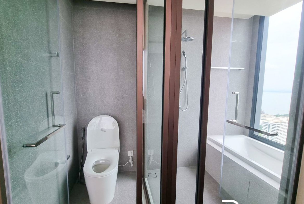 Arom Wongamat Arom Wongamat