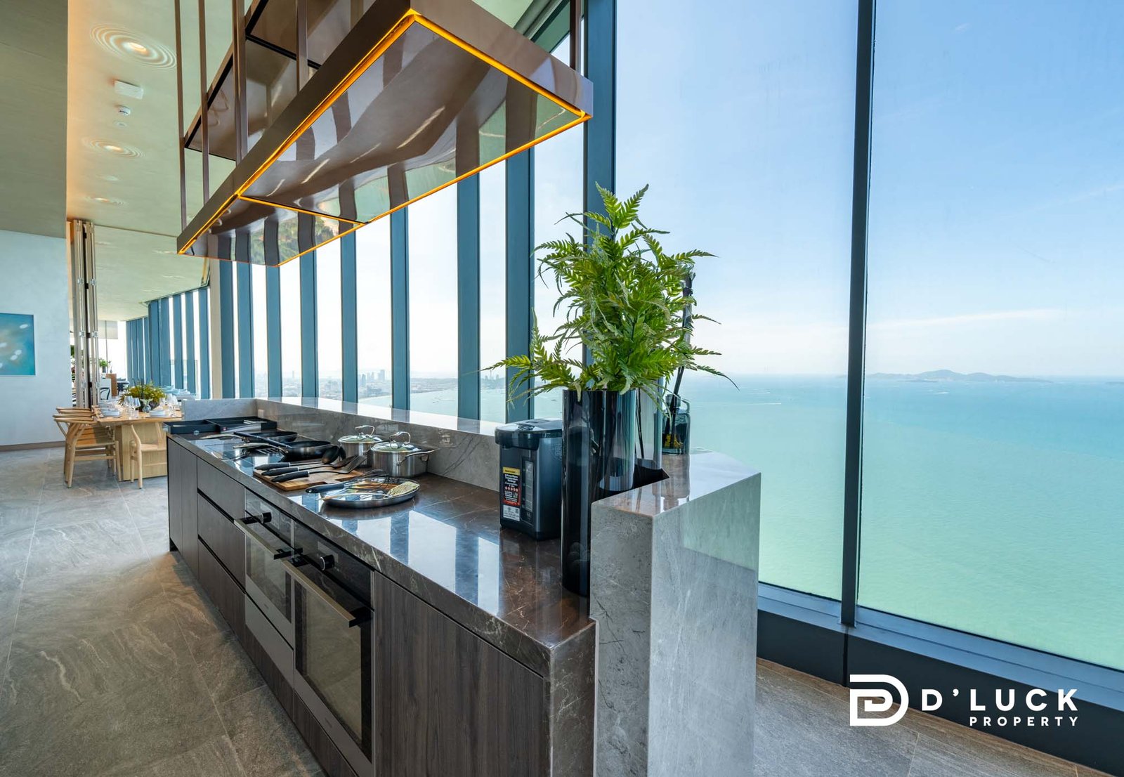 Arom Wongamat Arom Wongamat