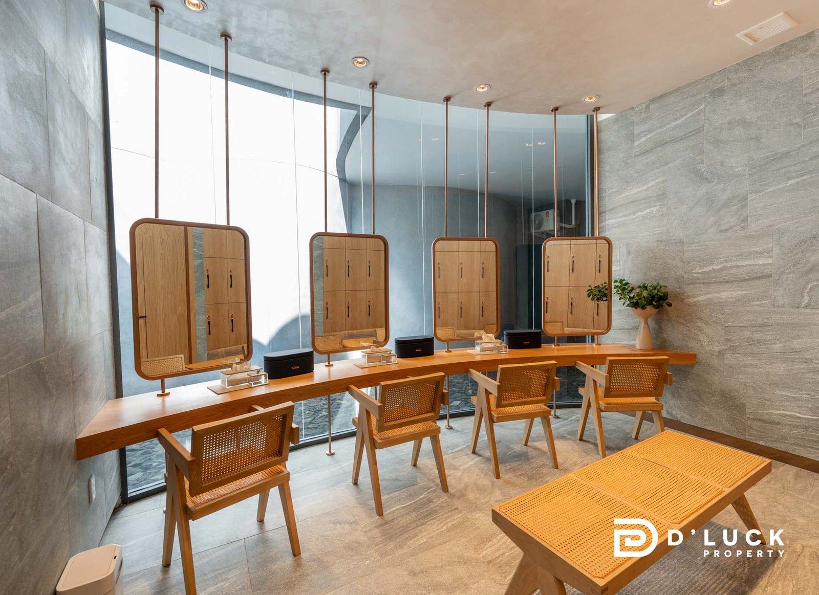 Arom Wongamat Arom Wongamat