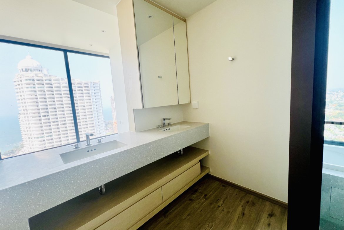 Arom Wongamat Arom Wongamat