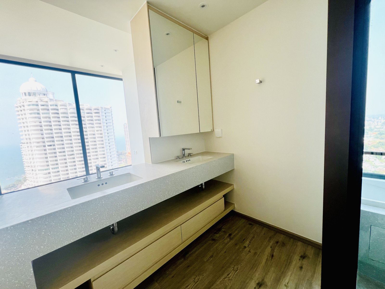 Arom Wongamat Arom Wongamat