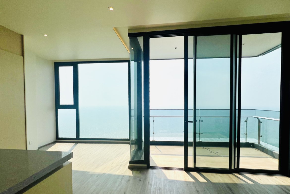 Arom Wongamat Arom Wongamat