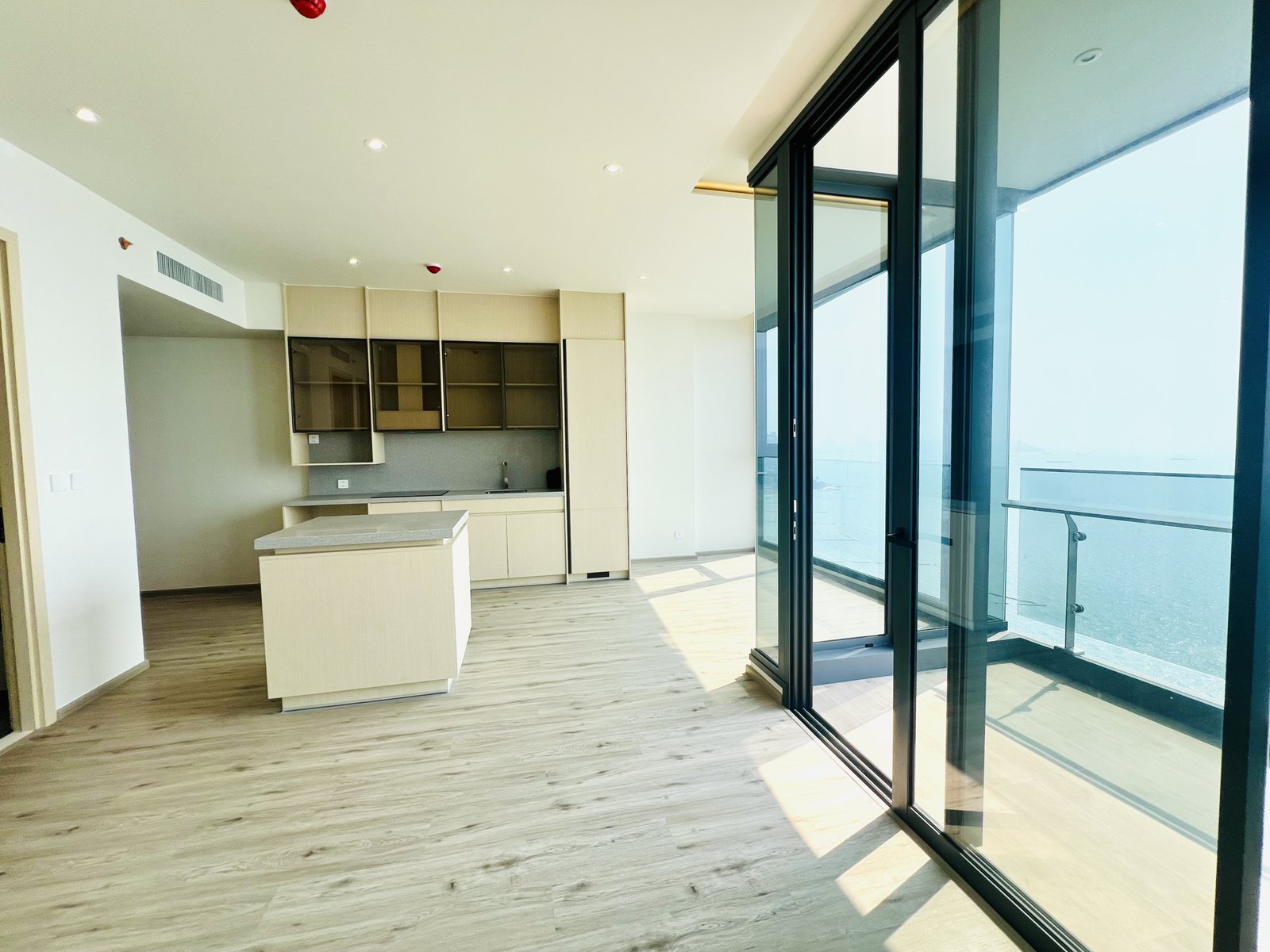 Arom Wongamat Arom Wongamat