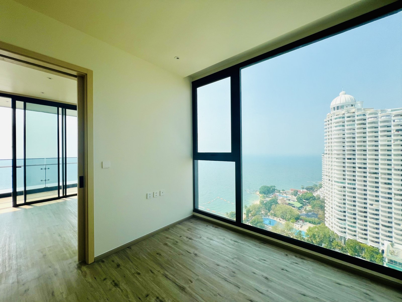 Arom Wongamat Arom Wongamat