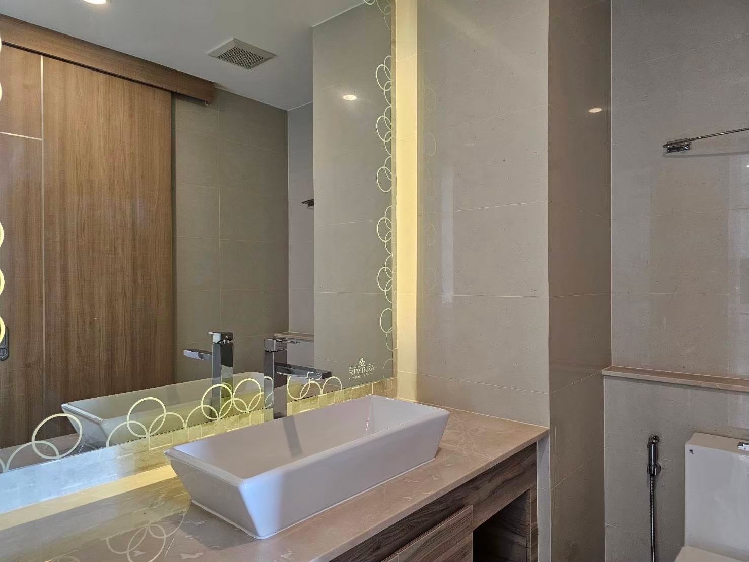 LINE_ALBUM_38E02_250809_1