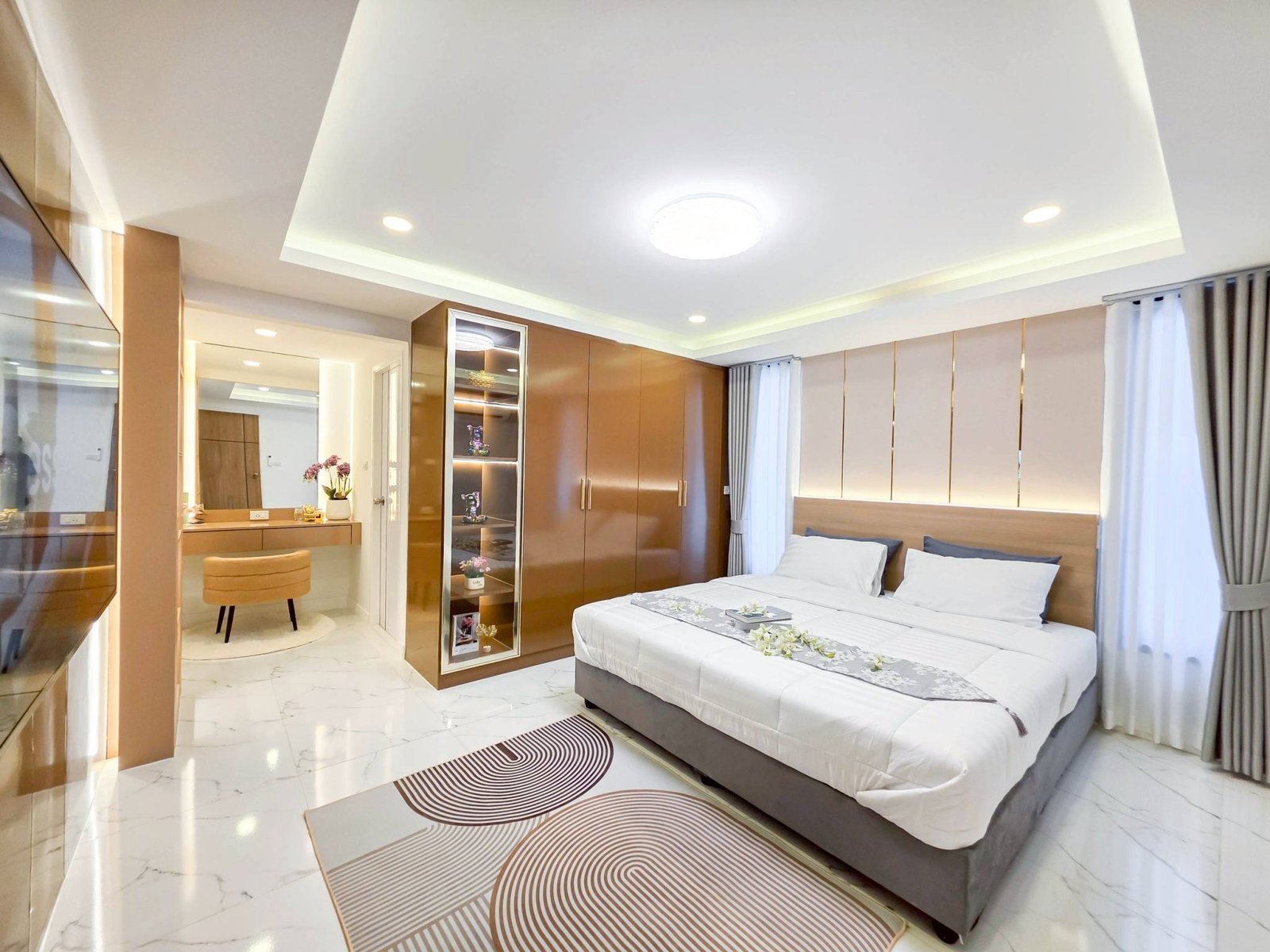 Pool_Villa_South_Pattaya_Sale_Dlh498_5 Modern hotel-style bedroom with two neatly made beds, brown wooden wardrobes, and marble flooring.