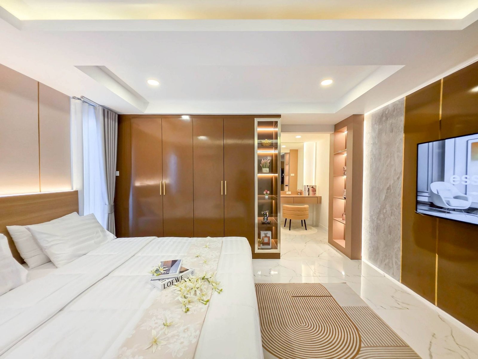 Pool_Villa_South_Pattaya_Sale_Dlh498_8 Modern hotel bedroom with two white beds, brown built-in wardrobes, and a glass display cabinet in a sleek suite.
