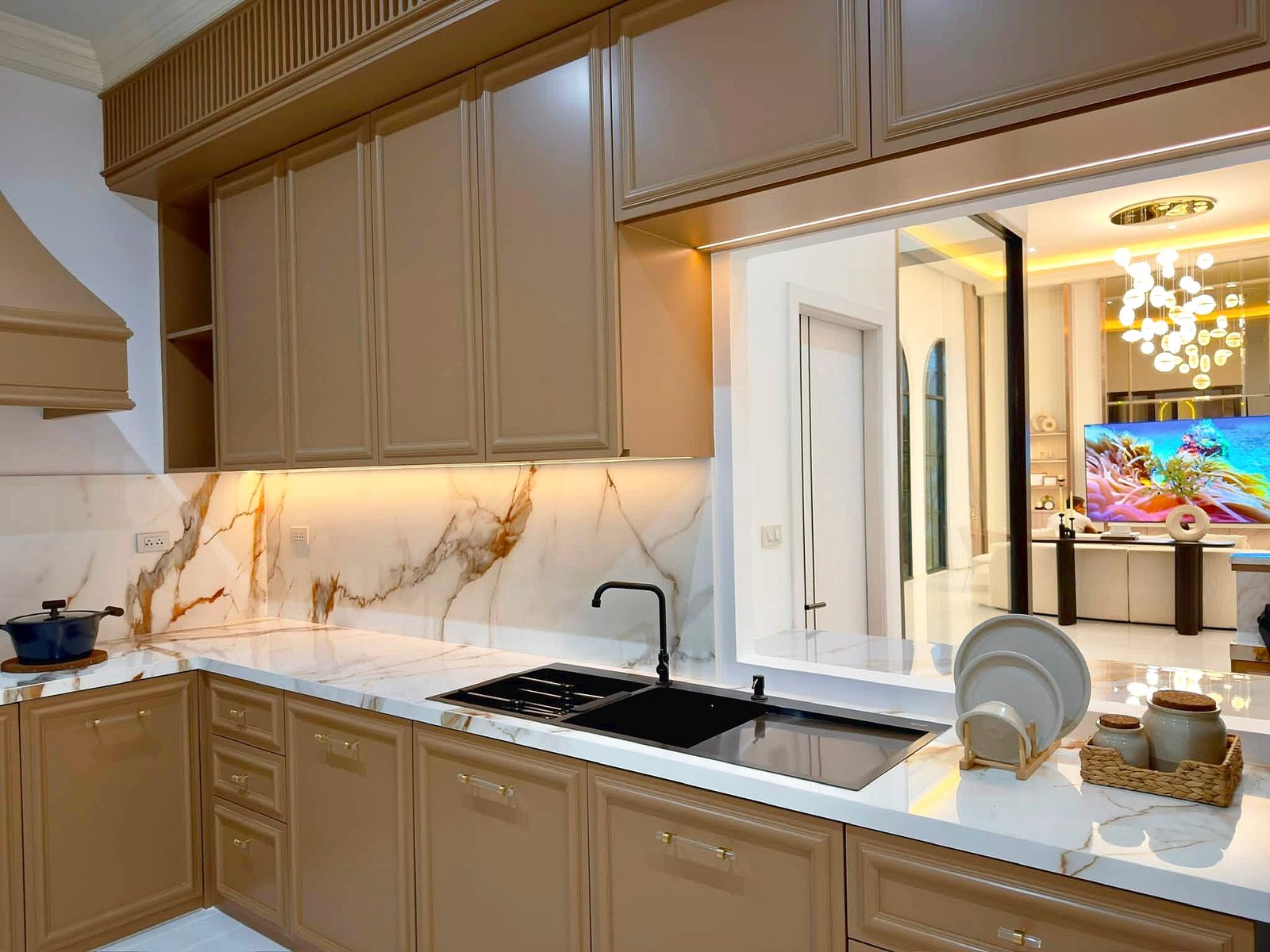 Poolvilla_Soi_Siam_Pattaya_Dlh584_21 Modern kitchen with beige cabinetry, marble countertops, and a black sink and stovetop forming an L-shape island.